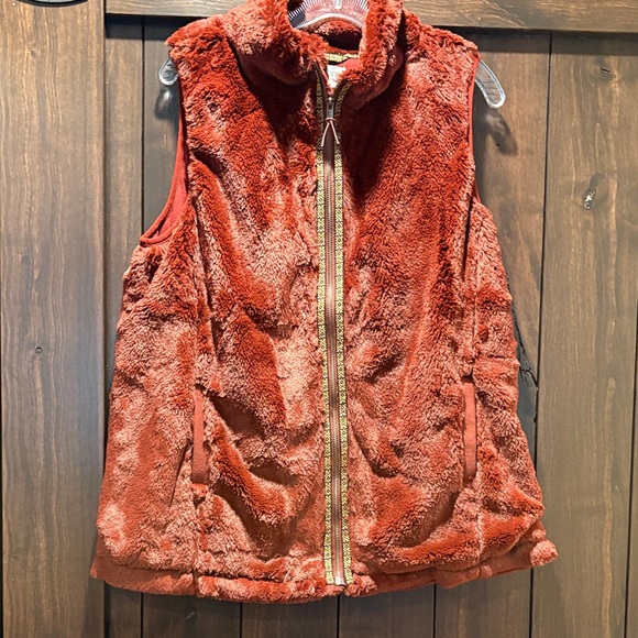 Aventura Jackets & Blazers - Woman Fleece Vest in Burgundy
Super soft with pockets